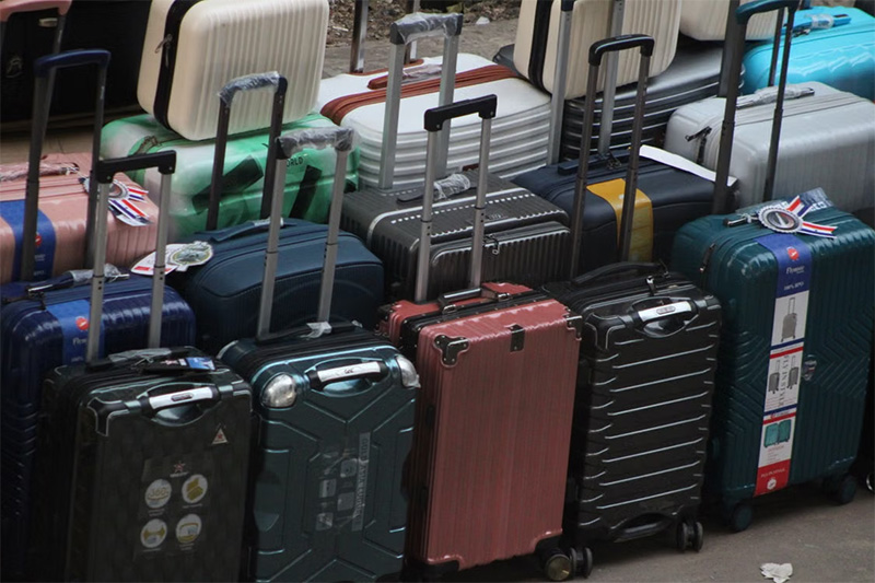 modern-suitcases-lined-up