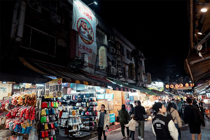 night-market-street-in-taipei-taiwan